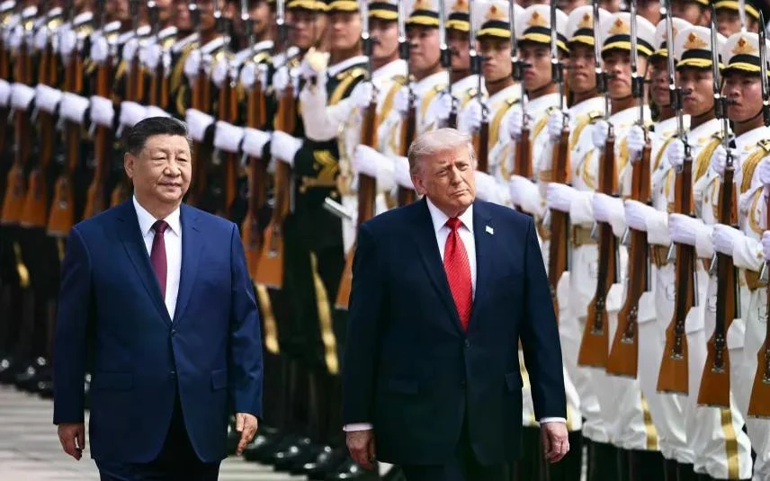 Chủ tịch Trung Quốc Tập Cận Bình và Tổng thống Mỹ Donald Trump trong lễ đón tiếp tại Đại lễ đường Nhân dân ở Bắc Kinh, ngày 14/5/2025.