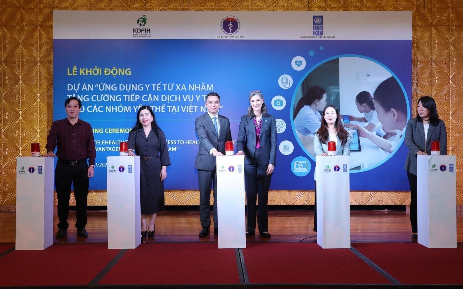 Các đại biểu ấn nút khởi động dự án.