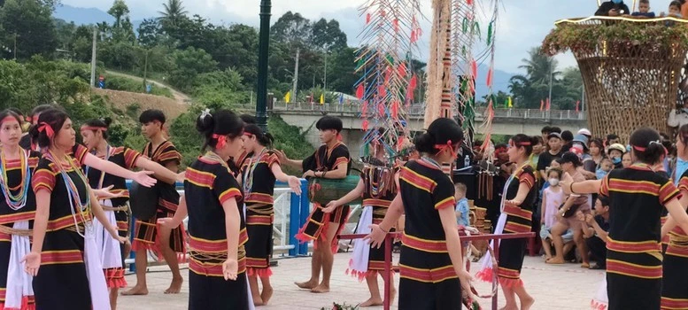 Bảo tồn, phát huy văn hóa truyền thống các dân tộc thiểu số.