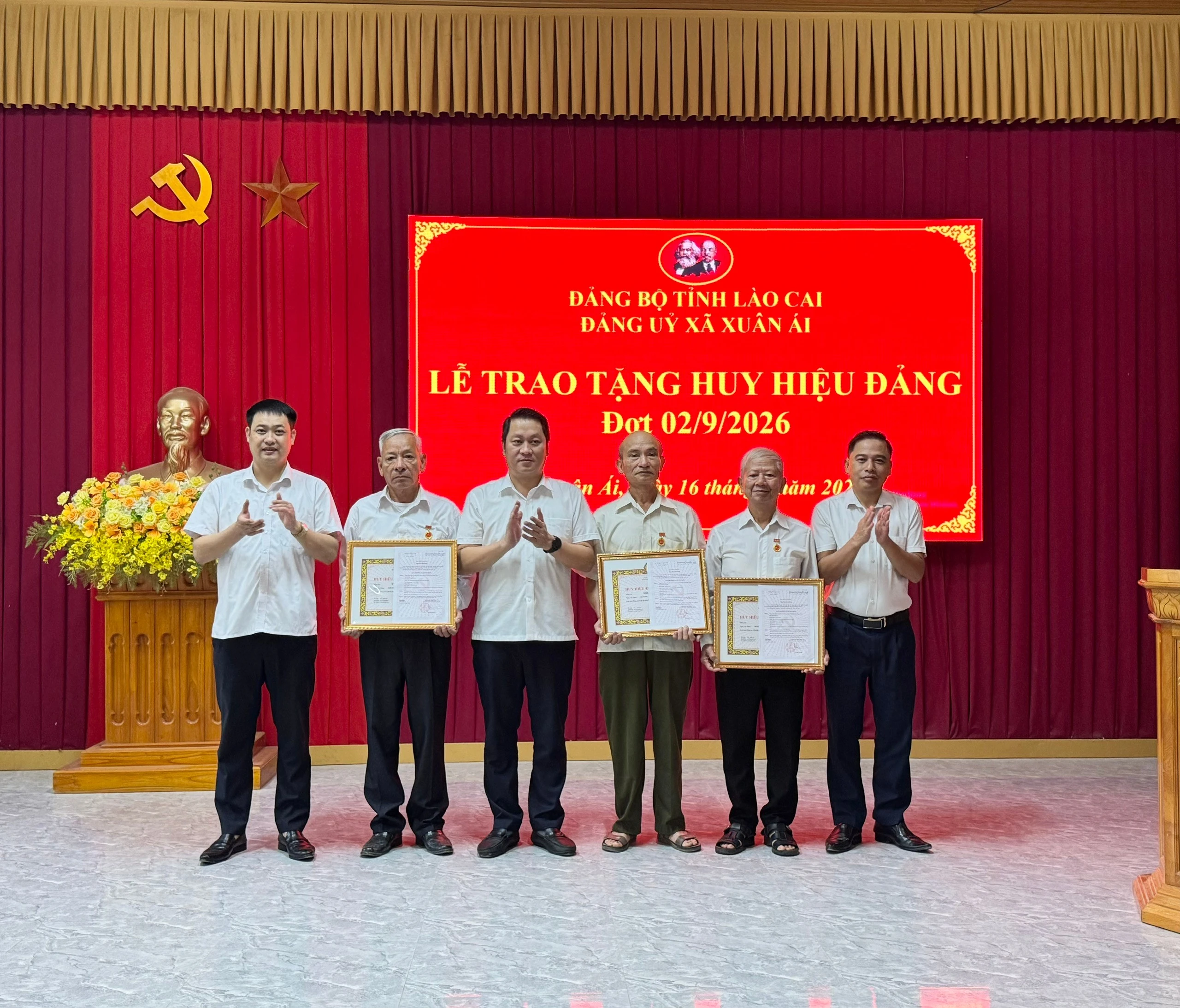 cac-dong-chi-thuong-truc-dang-uy-xa-trao-tang-huy-hieu-45-nam-tuoi-dang-cho-cac-dang-vien-lao-thanh.jpg