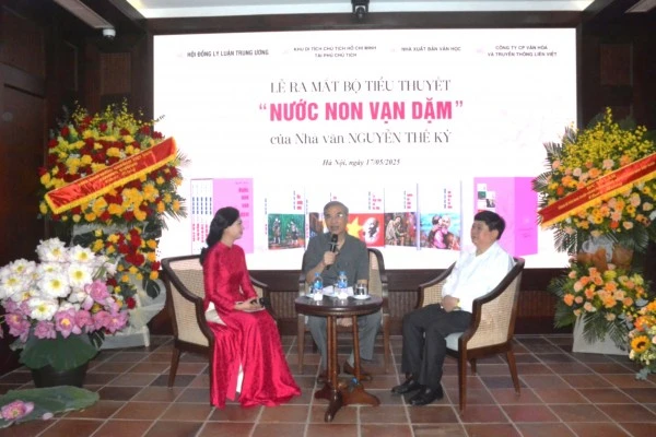 Bộ tiểu thuyết "Nước non vạn dặm" thu hút sự quan tâm của giới lý luận - phê bình văn học nghệ thuật nói riêng và độc giả nói chung.