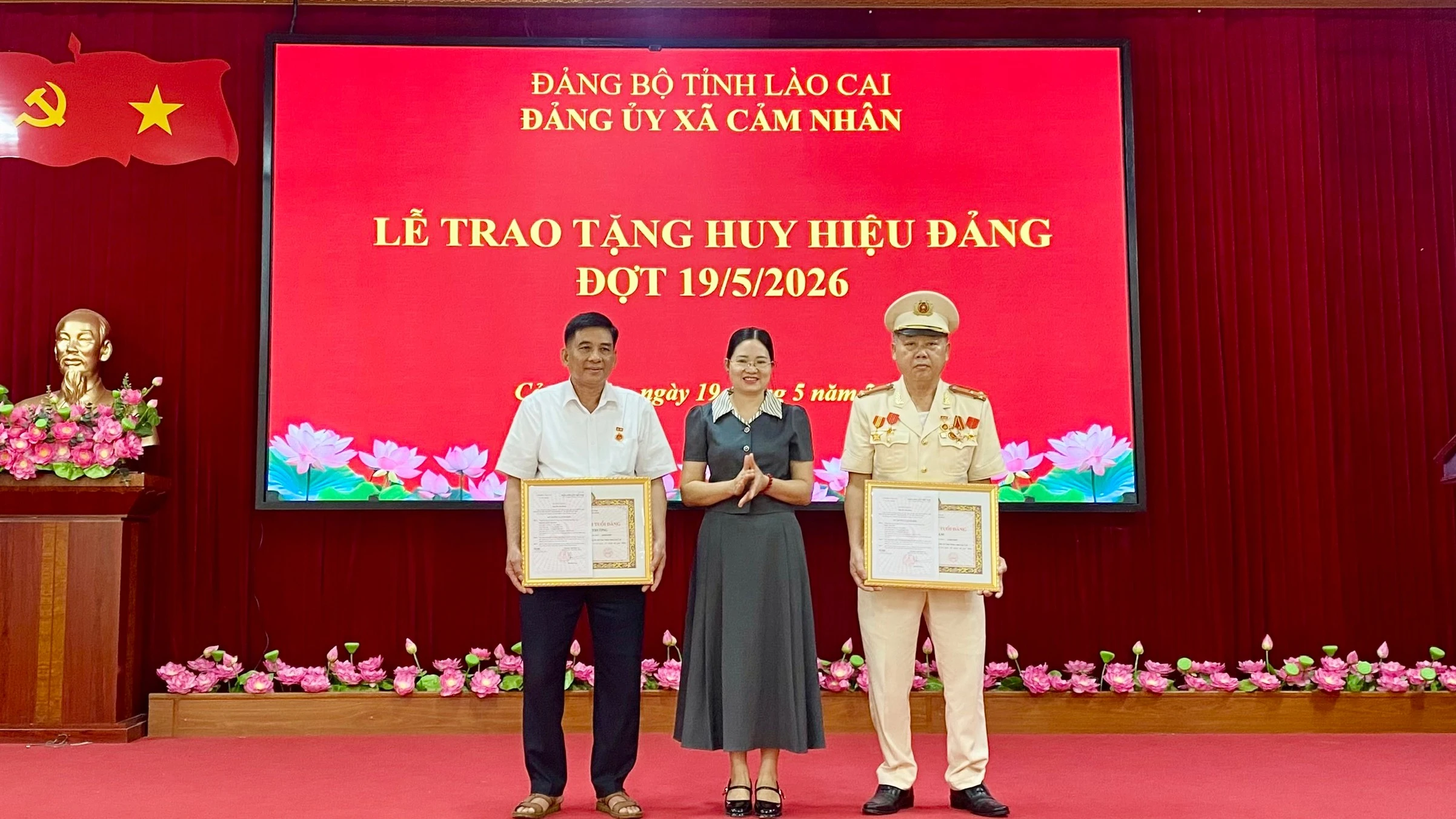 lanh-dao-dang-uy-xa-cam-nhan-trao-tang-huy-hieu-dang-cho-cac-dang-vien-2.jpg
