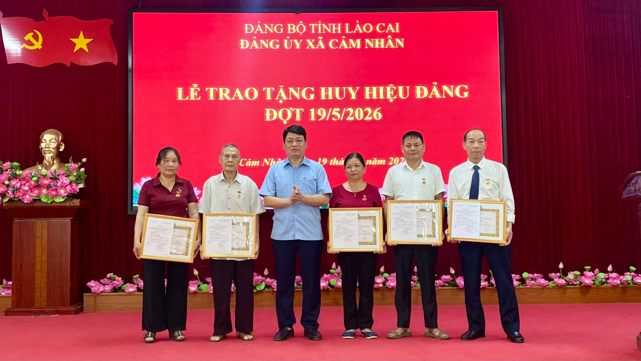 lanh-dao-dang-uy-xa-cam-nhan-trao-tang-huy-hieu-dang-cho-cac-dang-vien-1.jpg