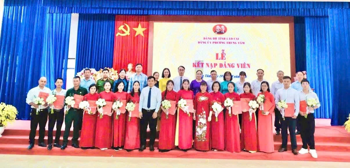 lanh-dao-phuong-trao-quyet-dinh-cho-dang-vien-moi.jpg