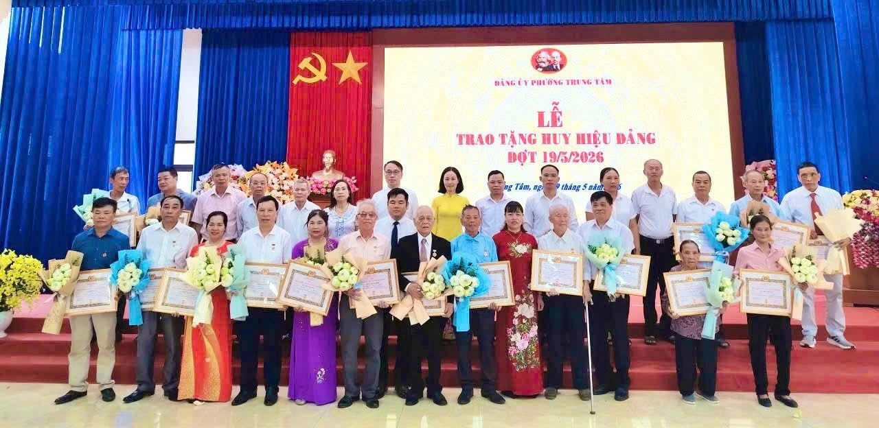 lanh-dao-phuong-trao-huy-hieu-dang-cho-cac-dong-chi-dang-vien.jpg
