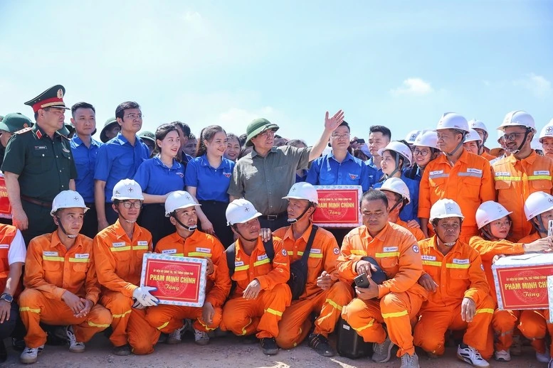 Thủ tướng đồng thời lưu ý các đơn vị quan tâm, chăm lo đời sống, giữ gìn sức khoẻ người lao động trong điều kiện nắng nóng hiện nay.