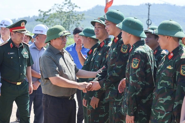 Thủ tướng động viên các lực lượng thi công tại vị trí cột móng VT369 trên địa bàn xã Dân Chủ - cột điện cao nhất dự án vượt sông Lô, cao 130 m, nặng 360 tấn.