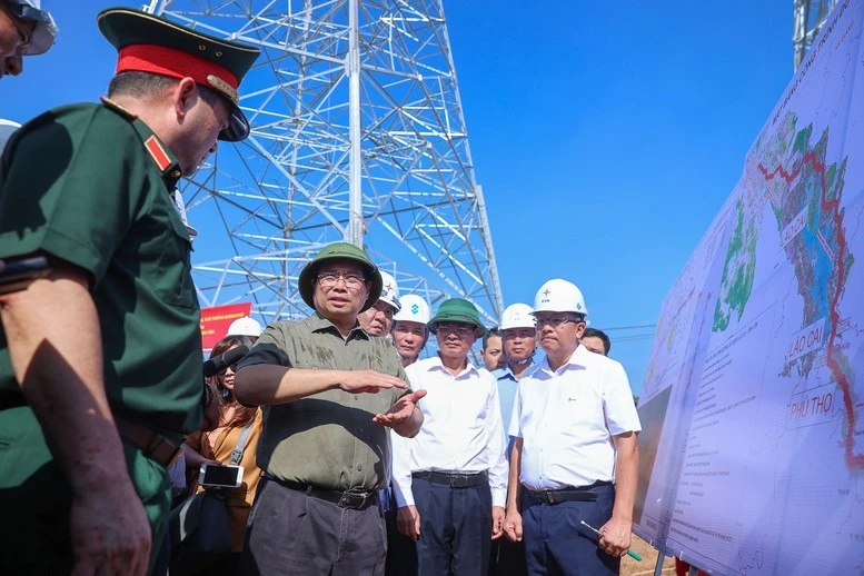 Thủ tướng trao đổi với các đơn vị tại vị trí móng cột VT404 trên địa bàn xã Thái Hoà.