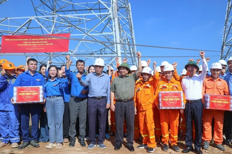 Thủ tướng tặng quà và biểu dương tinh thần lao động hăng say của công nhân, người lao động, cũng như sự hỗ trợ, động viên có hiệu quả của lực lượng dân quân, cựu chiến binh, công an và các tổ chức chính trị xã hội.