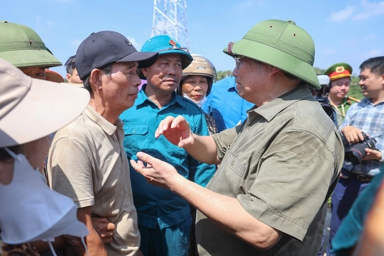 Thủ tướng thăm hỏi các hộ dân khi đi kiểm tra dự án.