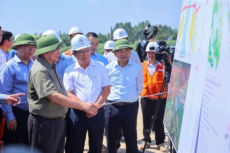 Thủ tướng kiểm tra tại vị trí cột móng VT369 trên địa bàn xã Dân Chủ.