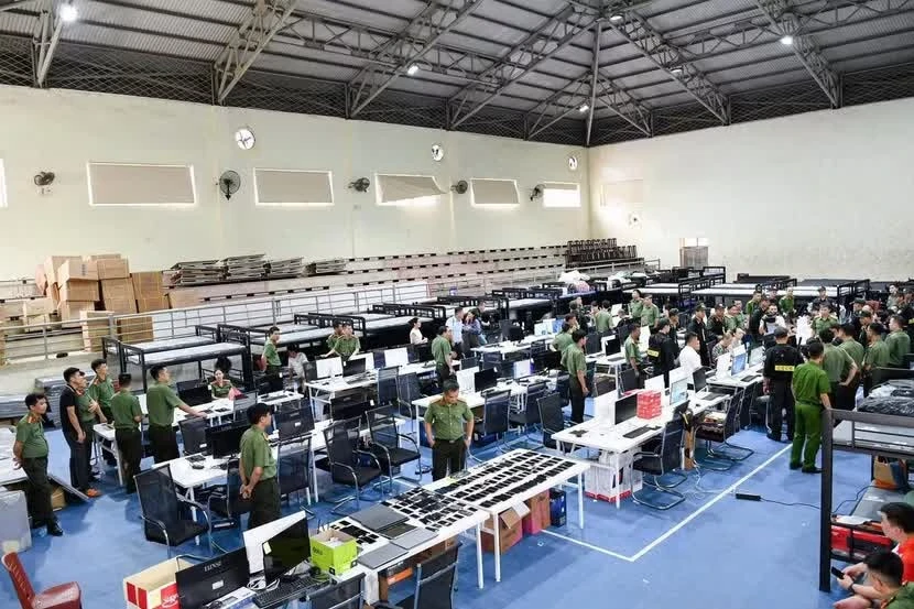 Các đối tượng và tang vật được đưa về Công an tỉnh Phú Thọ để điều tra.