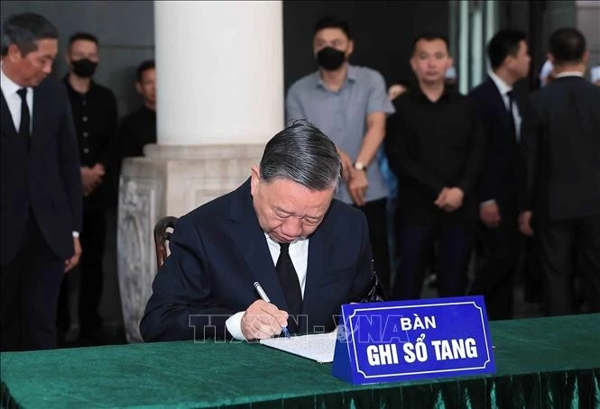 Tổng Bí thư Tô Lâm ghi sổ tang tại lễ viếng nguyên Chủ tịch nước Trần Đức Lương.