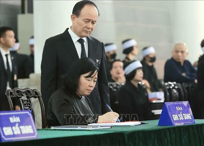Bí thư Thành ủy Hà Nội Bùi Thị Minh Hoài ghi sổ tang tại lễ viếng nguyên Chủ tịch nước Trần Đức Lương.