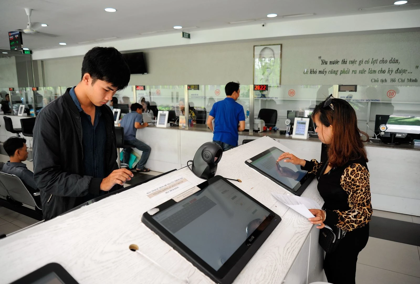 Người dân tìm kiếm thông tin, đăng ký hồ sơ nhà đất tại UBND Quận 12.