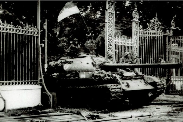 Xe tăng quân giải phóng tiến vào Dinh Độc lập trưa 30-4-1975.