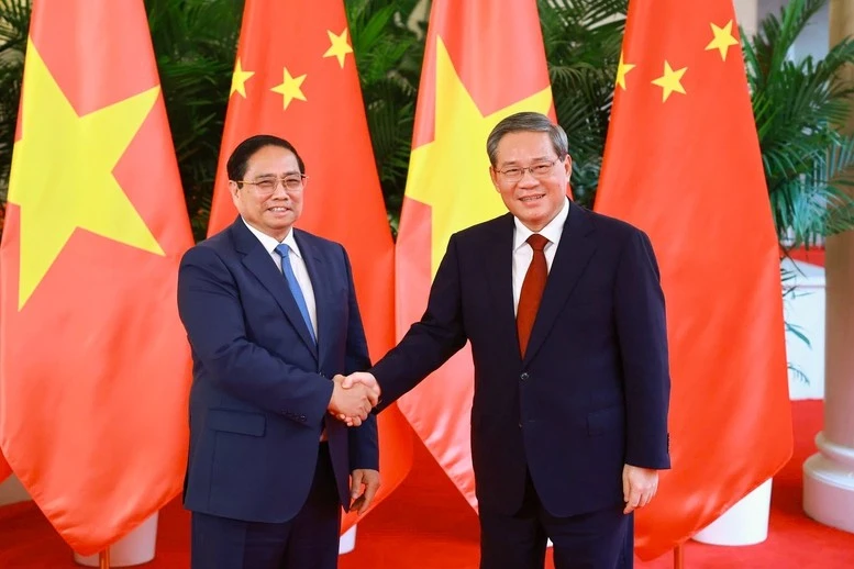 Thủ tướng Phạm Minh Chính và Thủ tướng Trung Quốc Lý Cường trước khi bắt đầu cuộc hội đàm chiều ngày 24/6.