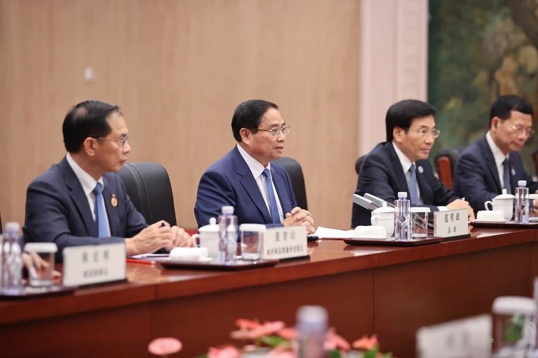 Thủ tướng Phạm Minh Chính đề nghị hai bên triển khai đồng bộ 3 tuyến đường sắt khổ tiêu chuẩn kết nối Việt Nam - Trung Quốc, trong đó, ưu tiên thúc đẩy khởi công xây dựng tuyến Lào Cai - Hà Nội - Hải Phòng trong tháng 12/2025.