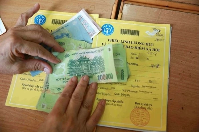 Người dân nhận lương hưu, trợ cấp BHXH tại điểm chi trả.