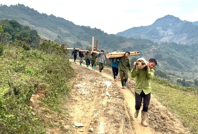 Toàn bộ đồ đạc và dụng cụ, vật liệu được thanh niên cõng, vác di chuyển quãng đường khoảng 2km.
