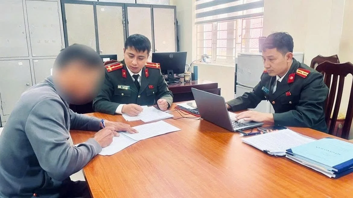 Cơ quan công an làm việc với trường hợp đăng tải, chia sẻ thông tin giả mạo, sai sự thật trên mạng xã hội.