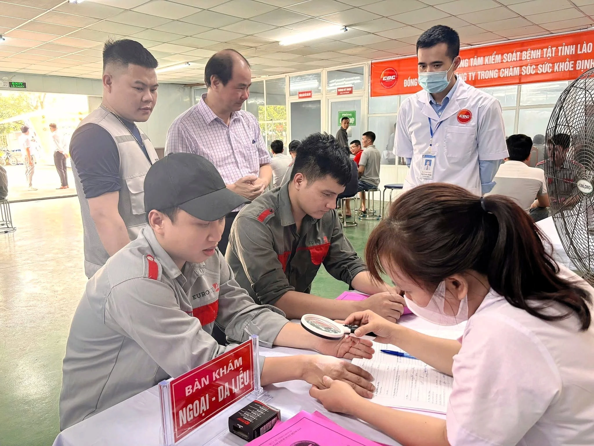 Đẩy nhanh hoàn thiện hạ tầng công nghệ thông tin, bảo đảm cập nhật dữ liệu đầy đủ, chính xác và liên thông với Sổ sức khỏe điện tử