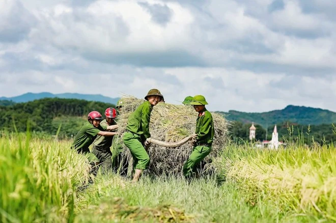 Cán bộ, chiến sĩ Công an các địa phương luôn nêu cao tinh thần giúp dân.