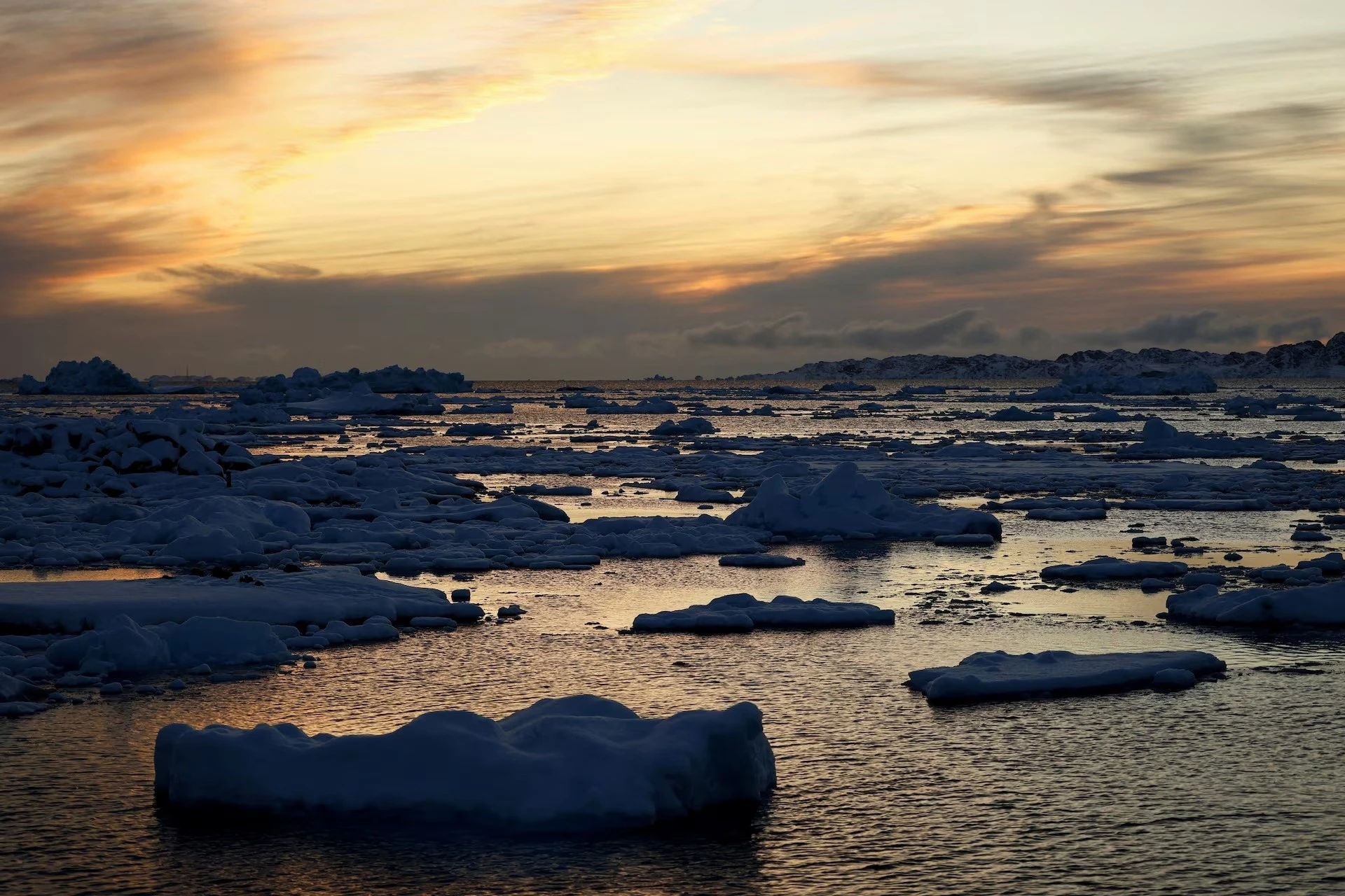 Nghiên cứu từ vệ tinh cho thấy hai tảng băng lớn nhất Trái Đất ở Greenland và Nam Cực đang mất đi lượng băng đáng kể. Ảnh: Reuters.