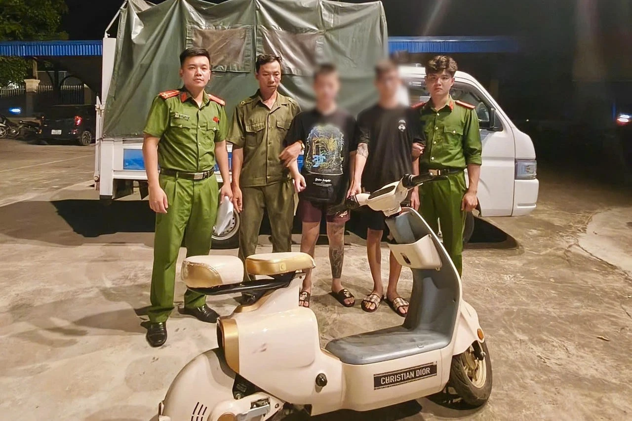 Hai đối tượng và tang vật vụ án.