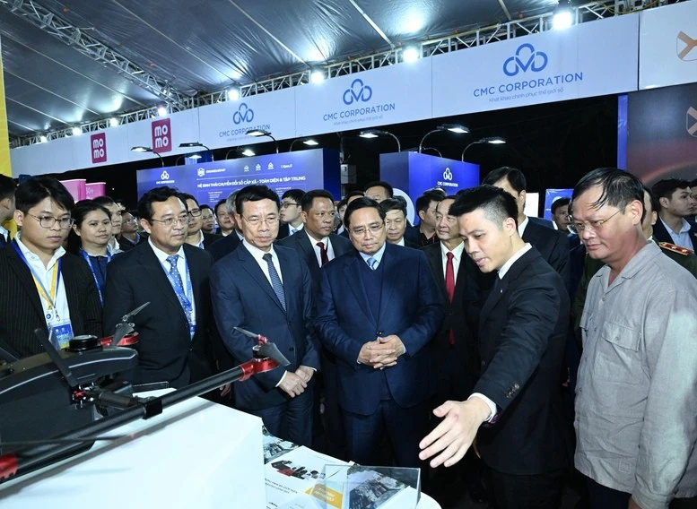 Thủ tướng Phạm Minh Chính thăm một số gian hàng khởi nghiệp sáng tạo tại TECHFEST Việt Nam 2025.