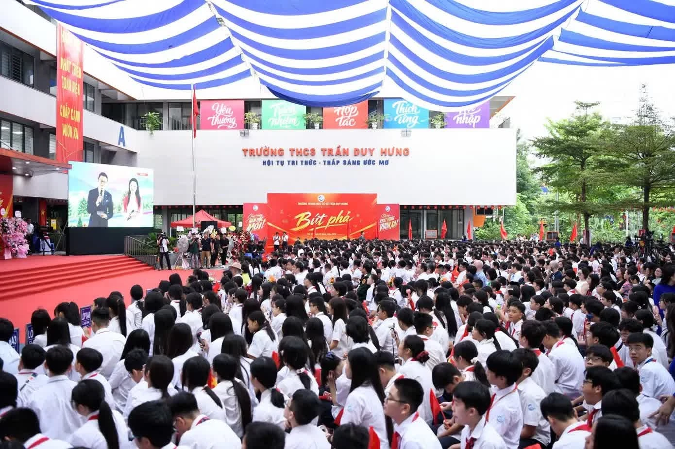 Sau lễ khai giảng năm học mới, các lớp tổ chức họp phụ huynh trong đó thường thông báo các khoản thu quỹ đầu năm.