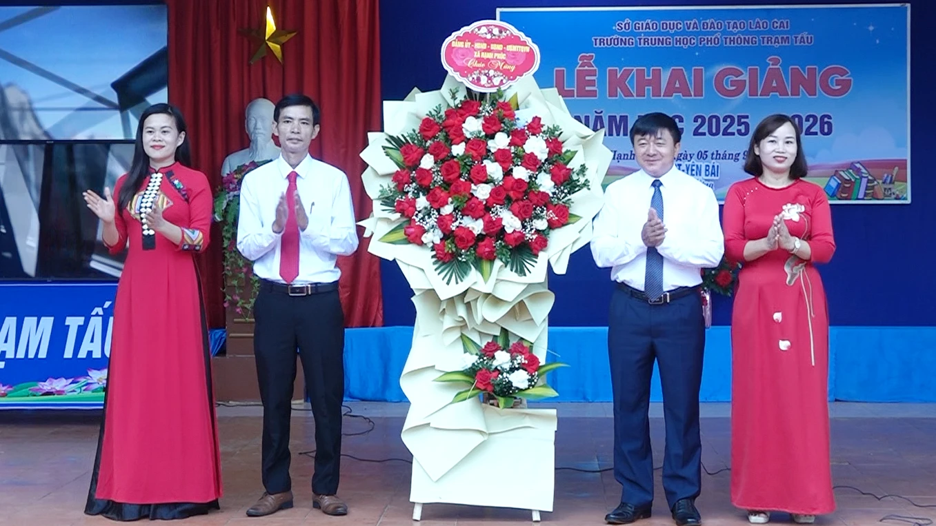 Đồng chí Giàng A Tông tặng hoa chúc mừng nhà trường.