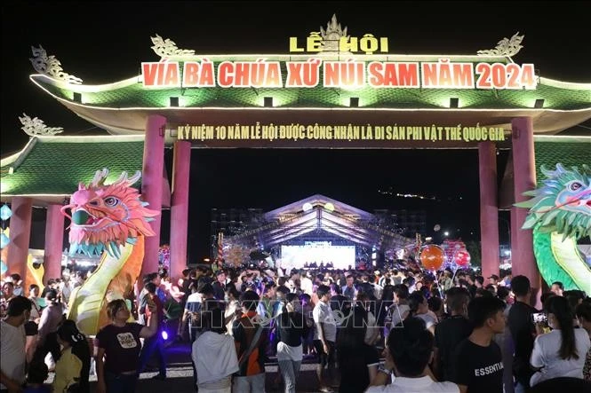 Hàng nghìn người dân và du khách tham dự lễ khai hội Vía Bà Chúa Xứ Núi Sam năm 2024.