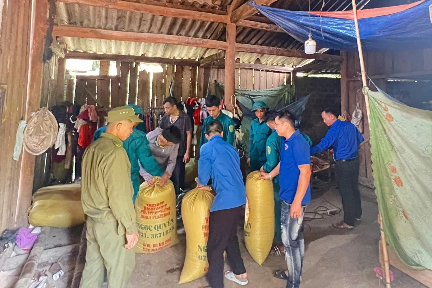 Đoàn viên thanh niên tham gia hỗ trợ di dời tài sản giúp hộ dân bị ảnh hưởng dự án.
