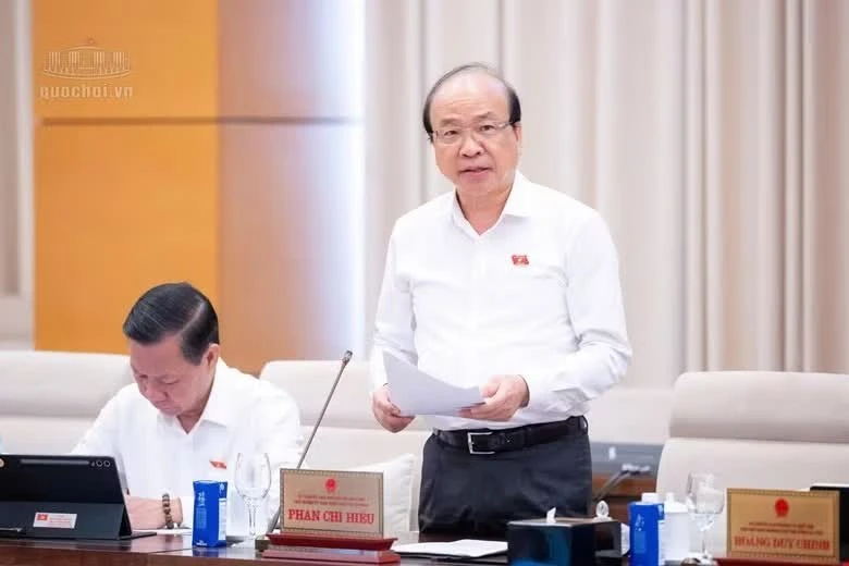 Chủ nhiệm Uỷ ban Pháp luật và Tư pháp Phan Chí Hiếu trình bày báo cáo thẩm tra.