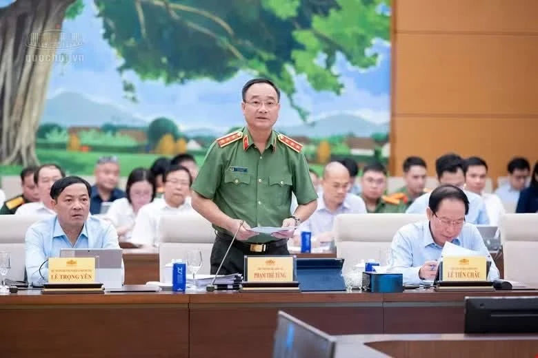 Thứ trưởng Phạm Thế Tùng trình bày tờ trình tại phiên họp.