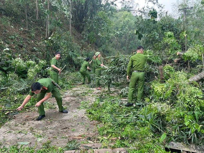 Công an phường Cầu Thia, tỉnh Lào Cai đã huy động 100% quân số xuống địa bàn giúp dân khắc phục thiên tai.