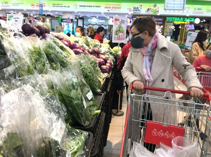 Người dân mua sắm hàng hóa tại siêu thị ở Hà Nội.