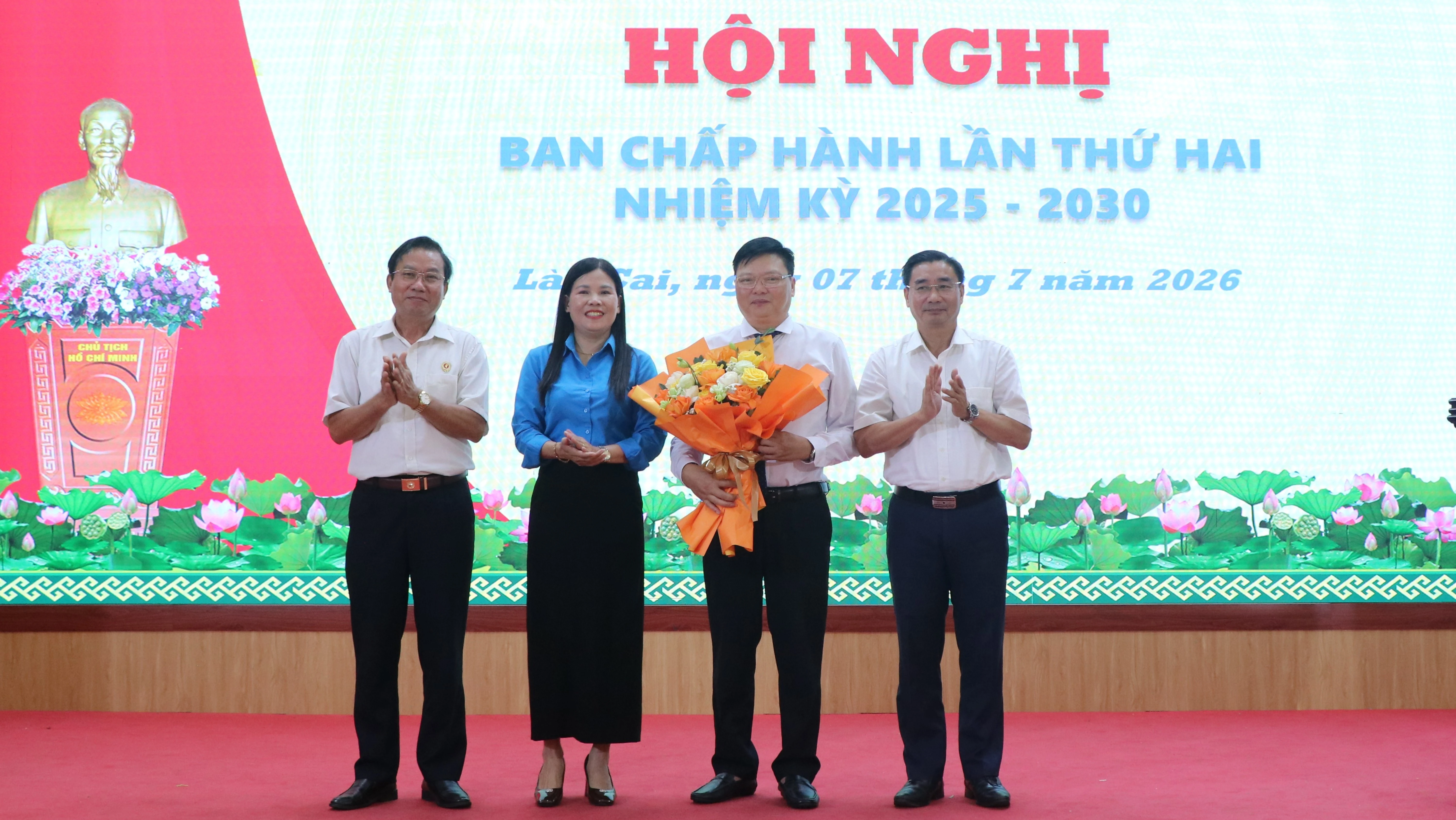 bl-lanh-dao-chuc-mung.jpg