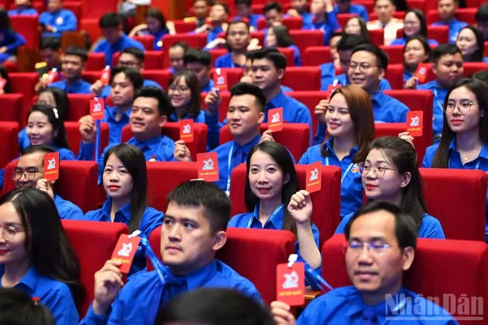 Đại biểu tiến hành biểu quyết tại Đại hội.