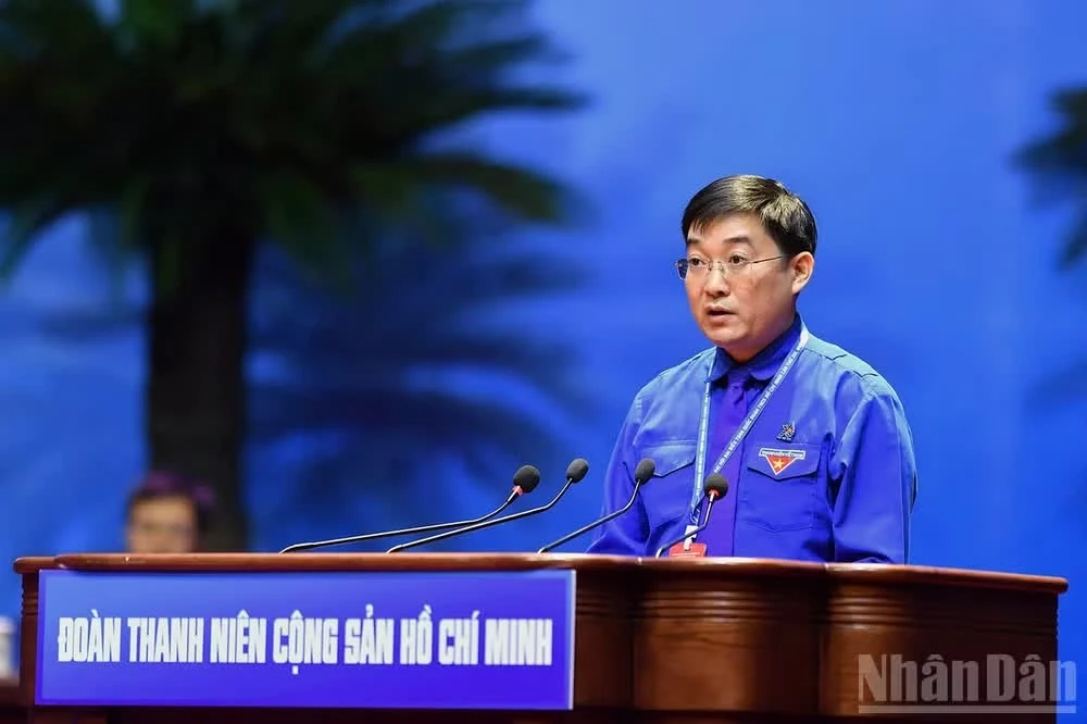 Đồng chí Bùi Minh Tuấn đọc báo cáo thẩm tra tư cách đại biểu.