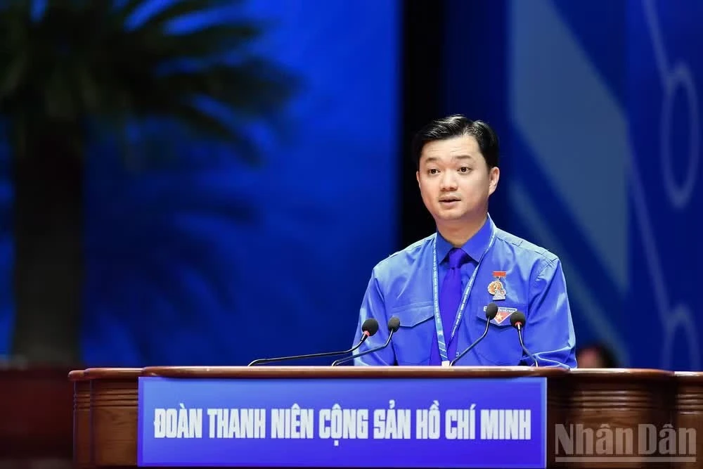 Đồng chí Nguyễn Minh Triết trình bày tóm tắt Báo cáo chính trị trước Đại hội.