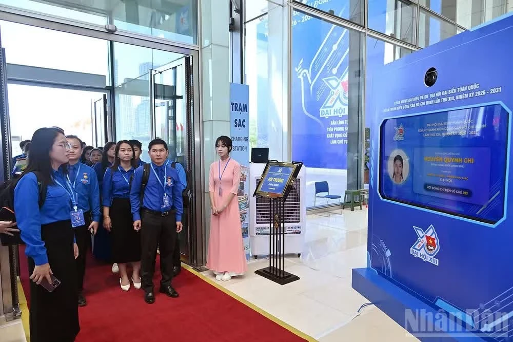 Đại biểu điểm danh bằng công nghệ trước khi vào hội trường.