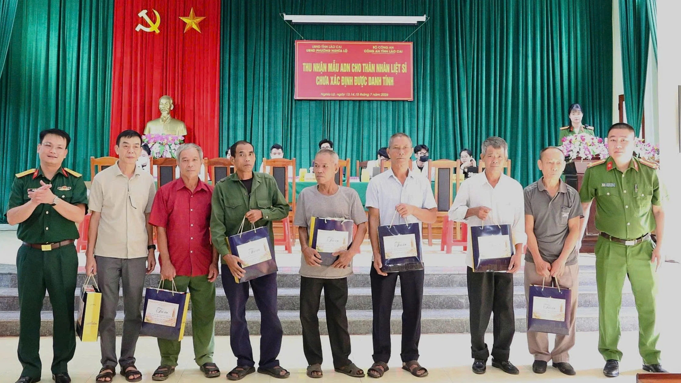 trao-qua-cho-cac-than-nhan-4153.jpg