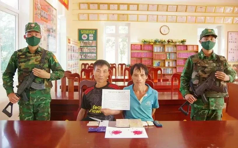Hai đối tượng cùng tang vật vụ án.