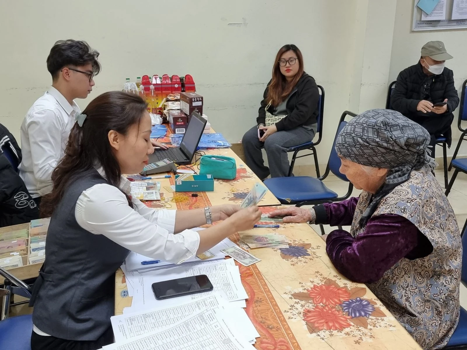 Chi trả lương hưu, trợ cấp cho người cao tuổi.