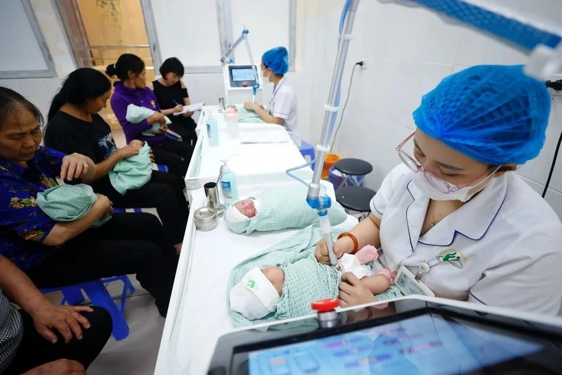 Nhân viên y tế chăm sóc cho trẻ sơ sinh.
