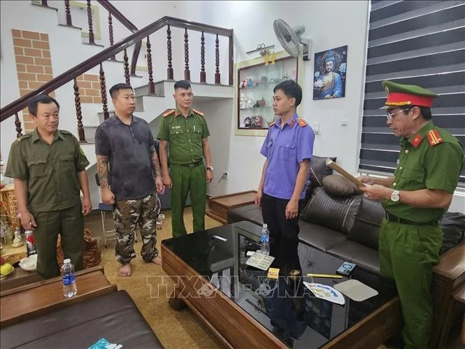 Các lực lượng chức năng bắt giữ đối tượng Phạm Duy.