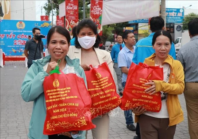 Niềm vui của người lao động, đoàn viên công đoàn sau khi mua các mặt hàng 0 đồng tại phiên chợ Tết Công đoàn 2024.