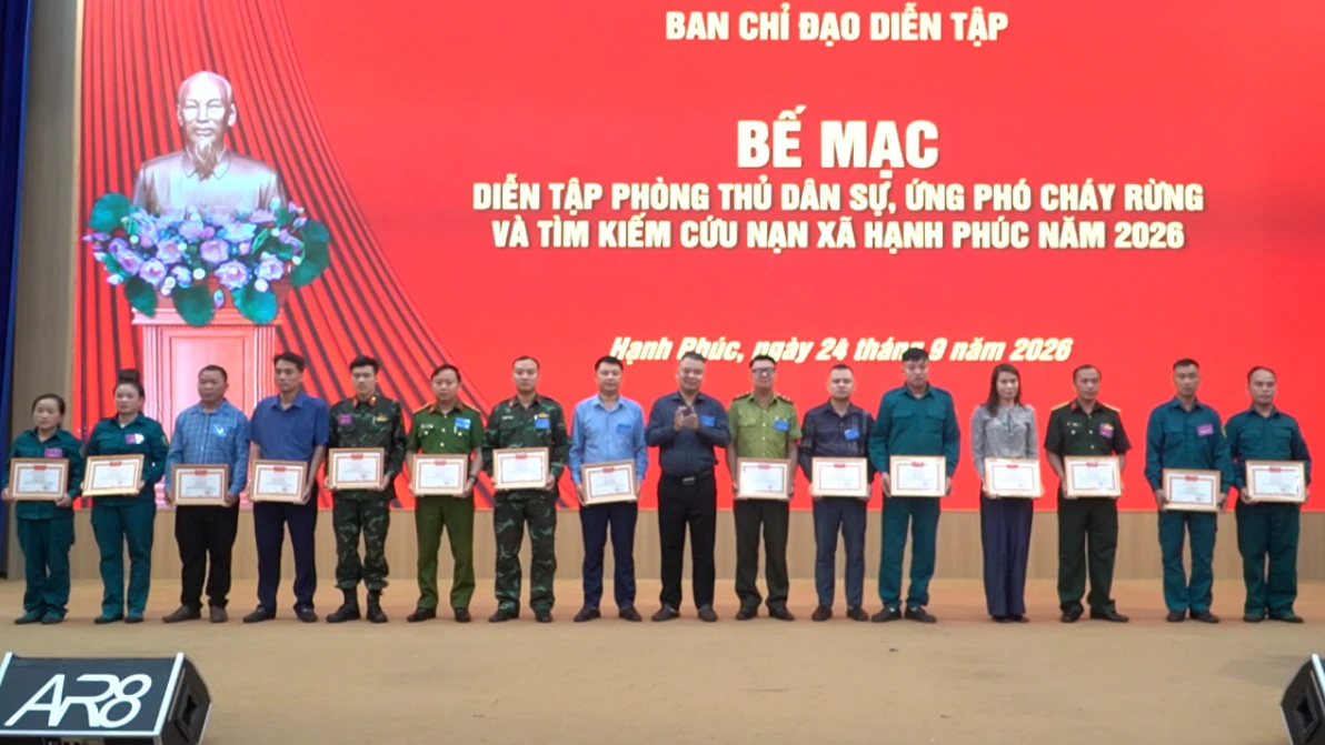 ubnd-xa-khen-thuong-cho-cac-ca-nhan-6003.png
